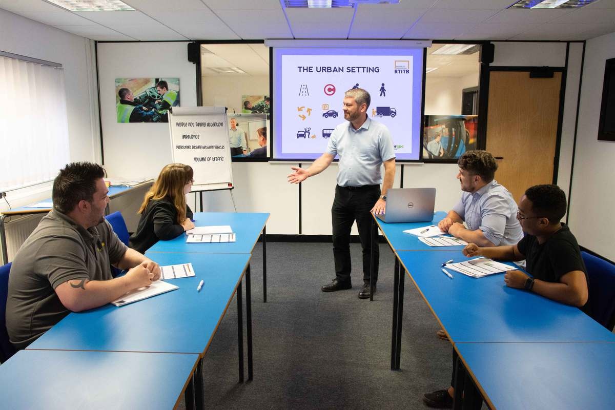 Kvalifikačná Karta Vodiča (KKV) - Kontinuálne vzdelávanie pre profesionálnych vodičov. Akreditované MZ SR.